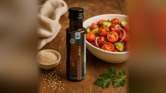 Sticlă de ulei Aluneo din alune de pădure presat la rece, 100 ml, lângă o salată